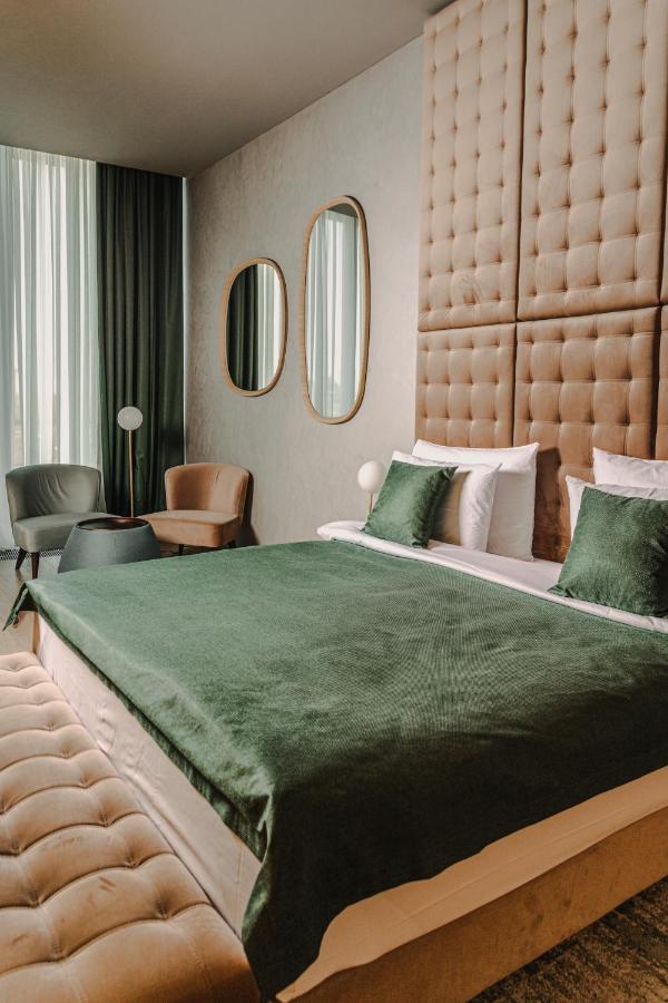 The Veil Hotel アスターナ エクステリア 写真 A bedroom at the hotel