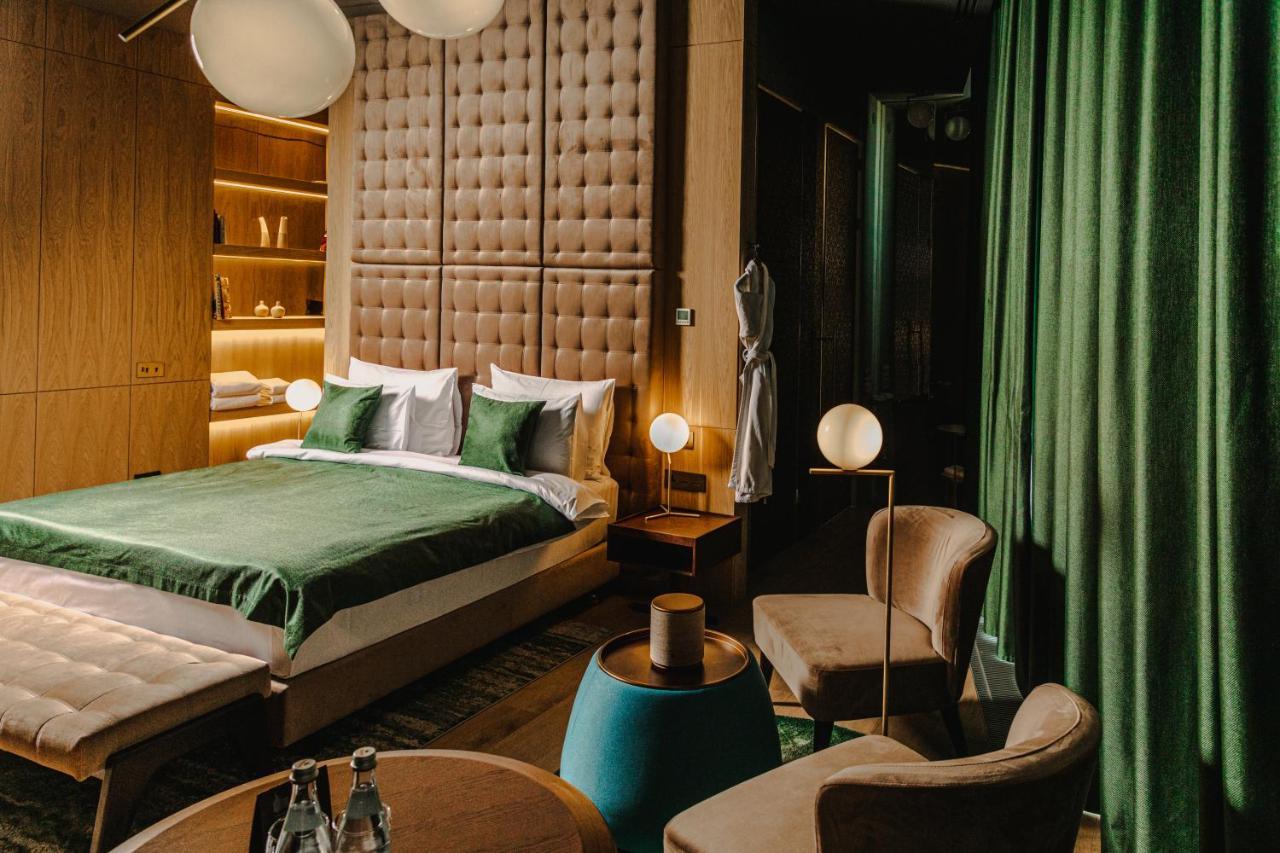 The Veil Hotel アスターナ エクステリア 写真 A bedroom at the hotel